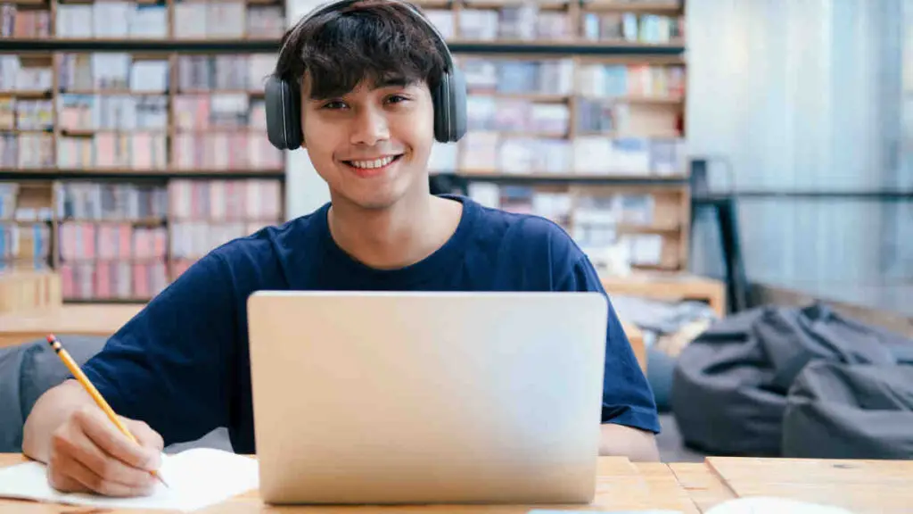 sugestoes-de-cursos-online-jovem